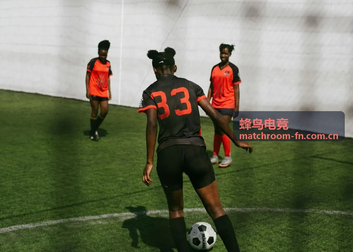 蜂鸟电竞玩家在赛事现场整理观赛投稿